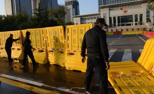 Des dizaines de policiers étaient stationnés jeudi autour d'un tribunal de l'est de la Chine qui devait se prononcer le lendemain sur l'appel de Bo Xilai, ex-étoile montante du Parti communiste condamné il y a un mois à la prison à vie.