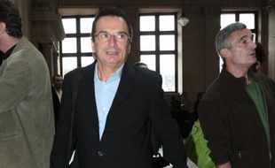 Deux médecins de la Clinique du Sport, condamnés en 2010 à de la prison pour avoir favorisé, il y a plus de vingt ans, la contamination de patients par une redoutable bactérie en négligeant les règles sanitaires, sont rejugés par la cour d'appel de Paris.