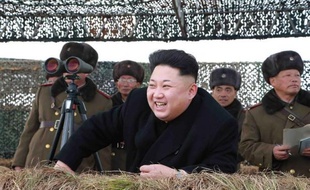 Photo fournie par l'agence officielle nord-coréenne Kcna le 25 janvier 2015 du leader Kim Jong-Un supervisant des exercices militaires dans un lieu non précisé en Corée du Nord