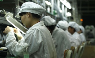 Des ouvriers chinois travaillant dans l'usine d'un fournisseur d'Apple.
