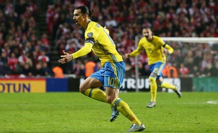 Zlatan Ibrahimovic fête son but lors du match entre le Danemark et la Suède le 17 novembre 2015.
