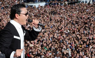 Plusieurs milliers de personnes se sont rassemblées lundi au Trocadéro à Paris pour un "flashmob" avec le chanteur sud-coréen Psy, dont le tube planétaire "Gangnam Style" a dépassé les 650 millions de vues sur Youtube, a constaté l'AFP.