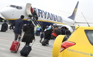 Illustration: Des passagers montent dans un avion Ryanair, à l'aéroport d'Eindhoven, aux Pays-Bas, le 3 avril 2013.