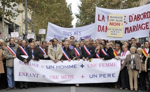 Les opposants au projet de mariage homosexuel espèrent mobiliser dimanche à Paris des centaines de milliers de personnes pour dire non à cette promesse de François Hollande, contestée par les églises, l'UMP et le FN, dont certains cadres défileront.
