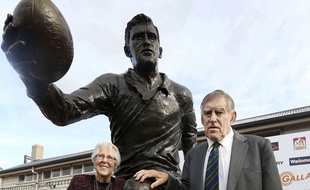 Colin Meads et sa femme devant la statue du joueur