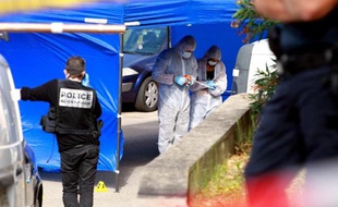 Un promoteur immobilier de 50 ans a été tué par balles mercredi sur le chantier d'une résidence de luxe à Ajaccio, devenant la 17e victime d'un homicide en Corse depuis janvier, a annoncé la police.