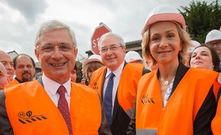 Claude Bartolone (PS, à g.) et Valérie Pécresse (LR, à dr.), sur le chantier d'extension de la ligne 11 du métro à Rosny, en mai 2015.