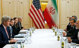 Le secrétaire d'Etat américain John Kerry (g) face à son homologue iranien Javad Zarif (d) à Vienne, le 16 janvier 2016