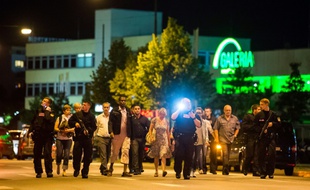 Des personnes sont évacuées du centre commercial de Munich le 22 juillet 2016.