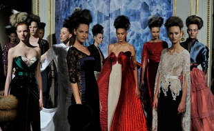 Le final du défilé haute couture automne-hiver 2014-2015 d'Alexis Mabille.