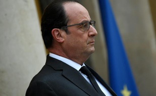 Le président François Hollande sur le perron de l'Elusée le 20 novembre 2015 à Paris