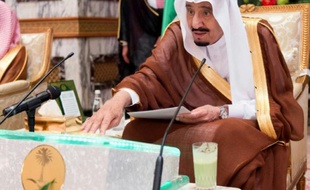 Photo fournie par l'agence de presse saoudienne le 12 juillet 2015 du roi d'Arabie saoudite Salmane ben Abdelaziz Al Saoud