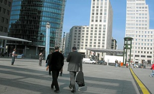 Dans le quartier des affaires de Potsdamer, à Berlin, certains craignent pour leurs économies placées à la banque.