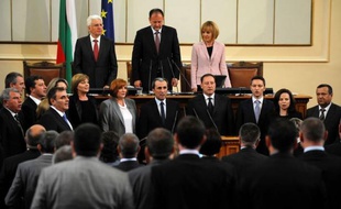 Après des mois de crise, la Bulgarie a désormais un nouveau gouvernement après l'investiture mercredi de l'économiste sans étiquette Plamen Orecharski qui a promis de lutter contre la pauvreté et "la désintégration de la société" de ce pays de l'Union européenne.