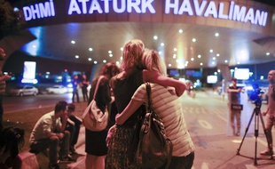 Des usagers devant l'aéroport d'Istanbul, frappé par un triple attentat le 29 juin 2016.