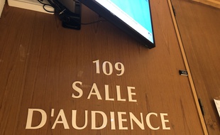 Illustration d'une salle d'audience dans un tribunal corretionnel.