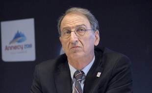 Le président du Comité national olympique et sportif français (CNOSF), Denis Masseglia, a refusé mercredi, avec le sourire, de citer les noms des athlètes susceptibles de devenir porte-drapeau de la délégation française aux jeux Olympiques de Londres (27-juillet-12 août).