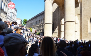 Une foule de plusieurs milliers de personnes a assisté à la cérémonie sur un écran géant.