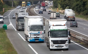 Illustration de poids lourds sur l'autoroute.