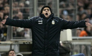 Le sélectionneur de l'Argentine, Diego Maradona, lors d'un match amical contre la France à Marseille, le 11 février 2009