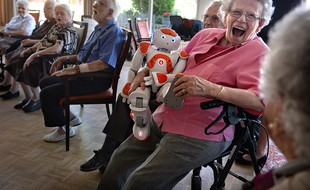 Des robots pour aider les personnes âgées dans les homes