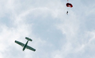 Illustration d'un saut en parachute.