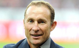 L'ancien avant-centre des Bleus Jean-Pierre Papin est désormais consultant.