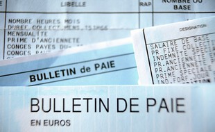 Des bulletins de paie. (illustration)