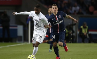 Le Messin Modibo Maiga (à g.) à la lutte avec le Parisien Marco Verratti le 28 avril 2015.