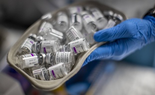 Illustration de flacons du vaccin AstraZeneca