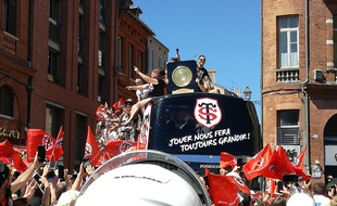 L'arrivée des joueurs et du Brennus sur la place du Capitole.