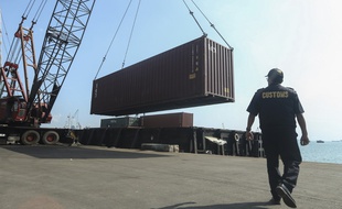 Des conteneurs renfermant des déchets non conformes, prêt à repartir pour l'Occident, à Batam, le 29 juillet 2019.