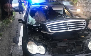 Un rocher a fini sa chute sur la place passager d'une voiture, sur une route de l'arrière-pays niçois.