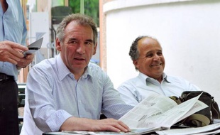 Le président du MoDem, François Bayrou, serait au coude à coude en cas de duel avec son adversaire PS, Nathalie Chabanne, au second tour des élections législatives dans la 2e circonscription des Pyrénées-Atlantiques, selon un sondage Ifop Fiducial pour Sud Ouest, Pyrénées Presse et France Bleu.