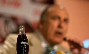 Le groupe américain Coca-Cola et ses embouteilleurs locaux ont annoncé mardi qu'ils comptaient investir 5 milliards de dollars en Inde d'ici 2020, soit 3 milliards de plus que prévu initialement, pour développer leur présence dans les boissons sans alcool.