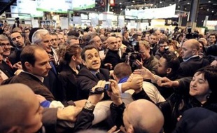 La visite de Nicolas Sarkozy au Salon de l'agriculture samedi a été marquée par un échange d'invectives entre un visiteur et le président, séquence filmée qui a été diffusée dans la soirée sur le site Le Parisien.fr.