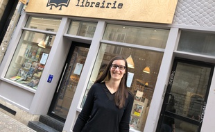 Hélène Woodhouse, devant sa librairie lilloise, fermée pendant le confinement.