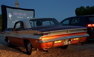 A Bordeaux, certains sont venus en Buick 1962 pour assister à la première du Drive-In Festival, le 16 mai 2020.