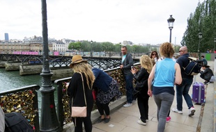 Des touristes mardi 2 juin 2015 devant le Pont des Arts fermé en raison de l'enlèvement des «cadenas d'amour»