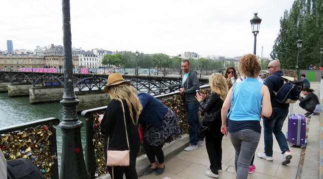 Video Pont Des Arts La Ville De Paris N En A Pas Fini Avec Les Cadenas D Amour