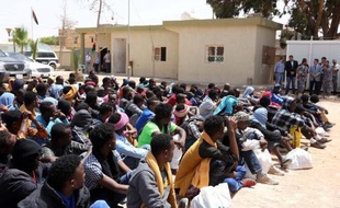 Des migrants d'Afrique sub-saharienne attendant dans un centre à Misrata, en Libye, le 9 mai 2015