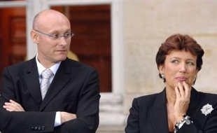 Roselyne Bachelot, ministre de la Santé et de la Jeunesse et son secrétaire d'Etat Bernard Laporte ont exprimé "toute leur indignation" et demandé le retrait des émetteurs d'ultra-sons audibles uniquement par les jeunes et visant à empêcher les attroupements.