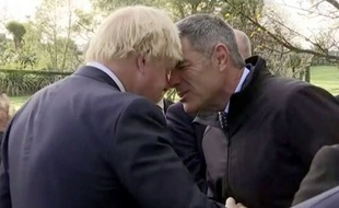 Boris Johnson a été accueilli par la cérémonie du hongi, un salut consistant pour deux personnes à se frotter le nez et le front.