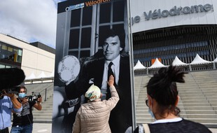Un portrait de Bernard Tapie a été installé ce dimanche devant le Vélodrome, en attendant la chapelle ardente à l'intérieur de l'enceinte.
