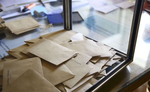 Illustration dans un bureau de vote, urne.