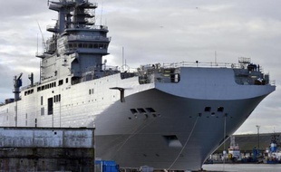 Un des deux navires Mistral dans le port de Saint-Nazaire, le 26 novembre 2014