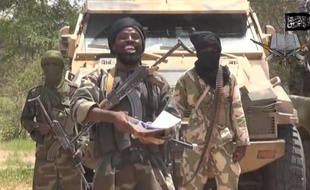 Capture d'écran d'une vidéo diffusée par Boko Haram le 13 juillet 2014 montrant le chef de file du groupe islamiste armé nigérian, Abubakar Shekau (c)