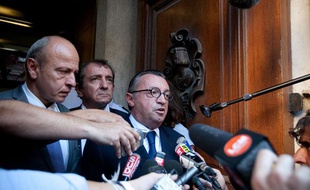 Jean-Noël Guérini sort de son audition au TGI de Marseille. Entouré de ses avocatsDominique Mattei et Patrick Maisonneuve, le président du conseil général des Bouches-du-Rhône vient d'être mis en examen pour «trafic d'influence association de malfaiteurs et prise illégale d'intérêts», jeudi 8 septembre 2011.