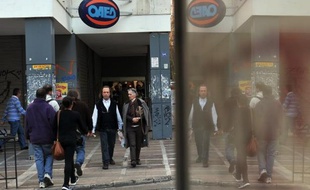 Près de la moitié des ménages grecs vivent de la pension de retraite d'un membre de leur famille, alors que le chômage atteint des records après six ans de récession, rapporte vendredi une étude de la fédération des petits et moyens commerçants et artisans (GSEVEE).