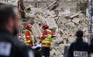 Des pompiers devant l'un des immeubles qui s'est effondré rue d'Aubagne